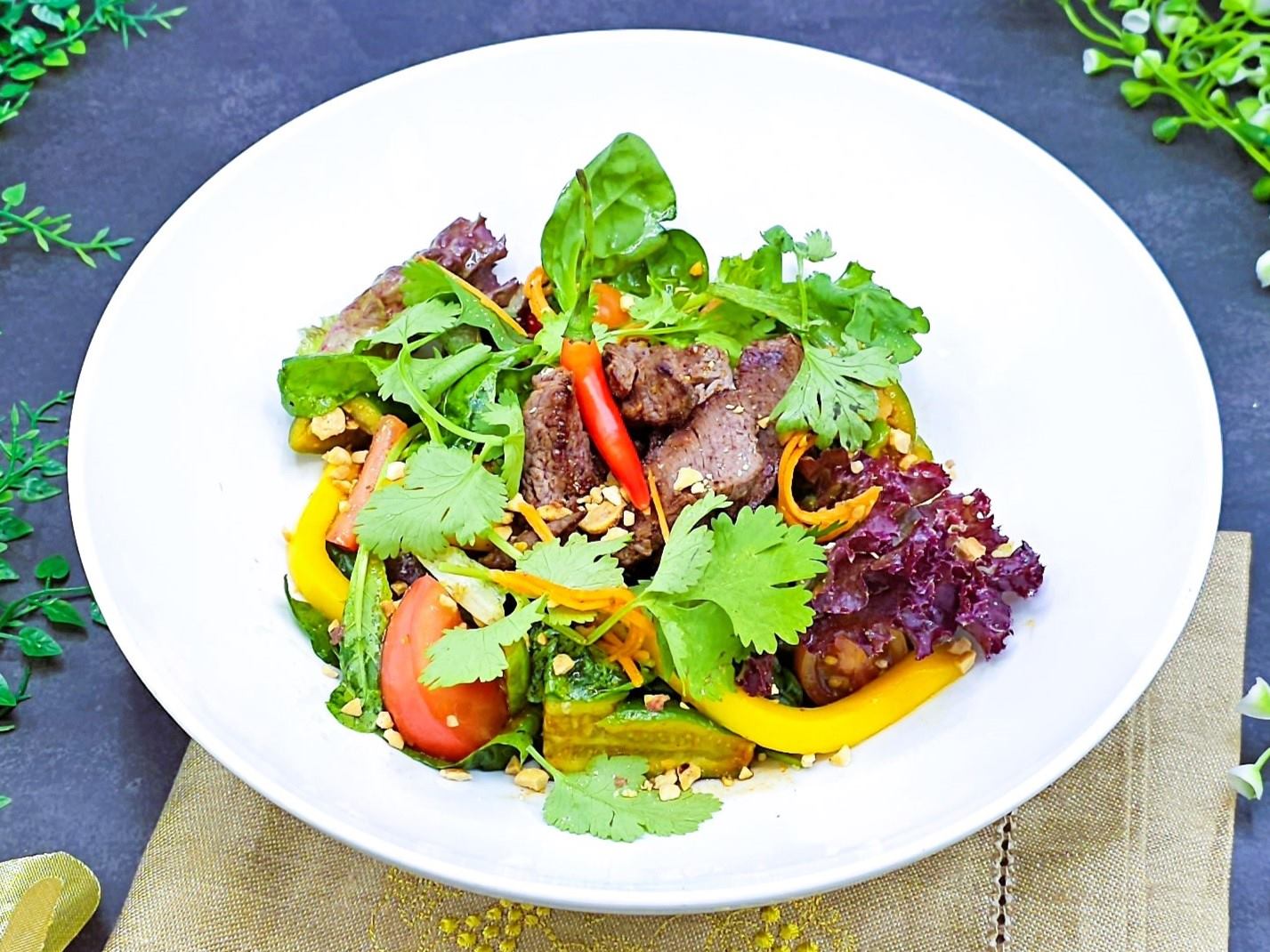 泰式小牛肉、黃瓜、番茄和胡蘿蔔沙拉