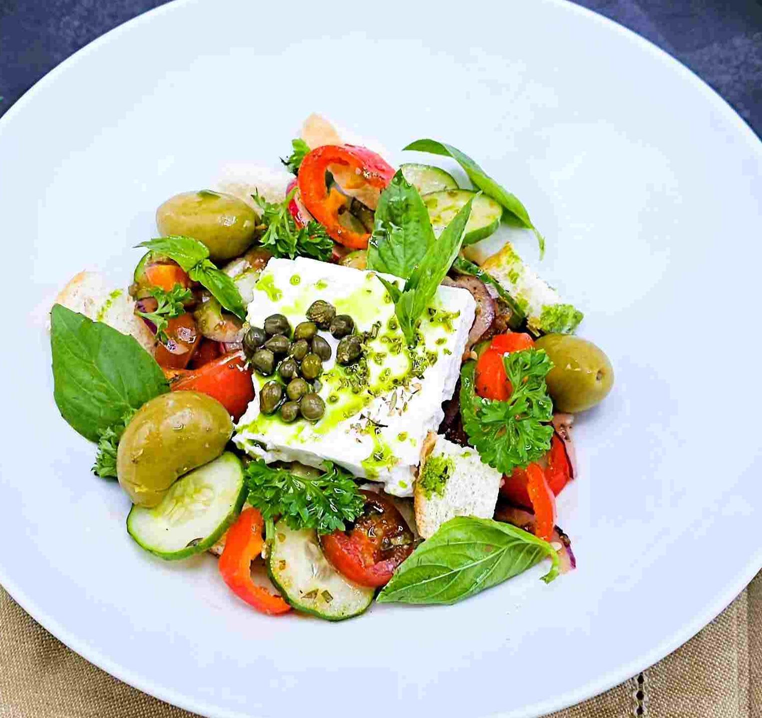 希腊沙拉配自制奶酪