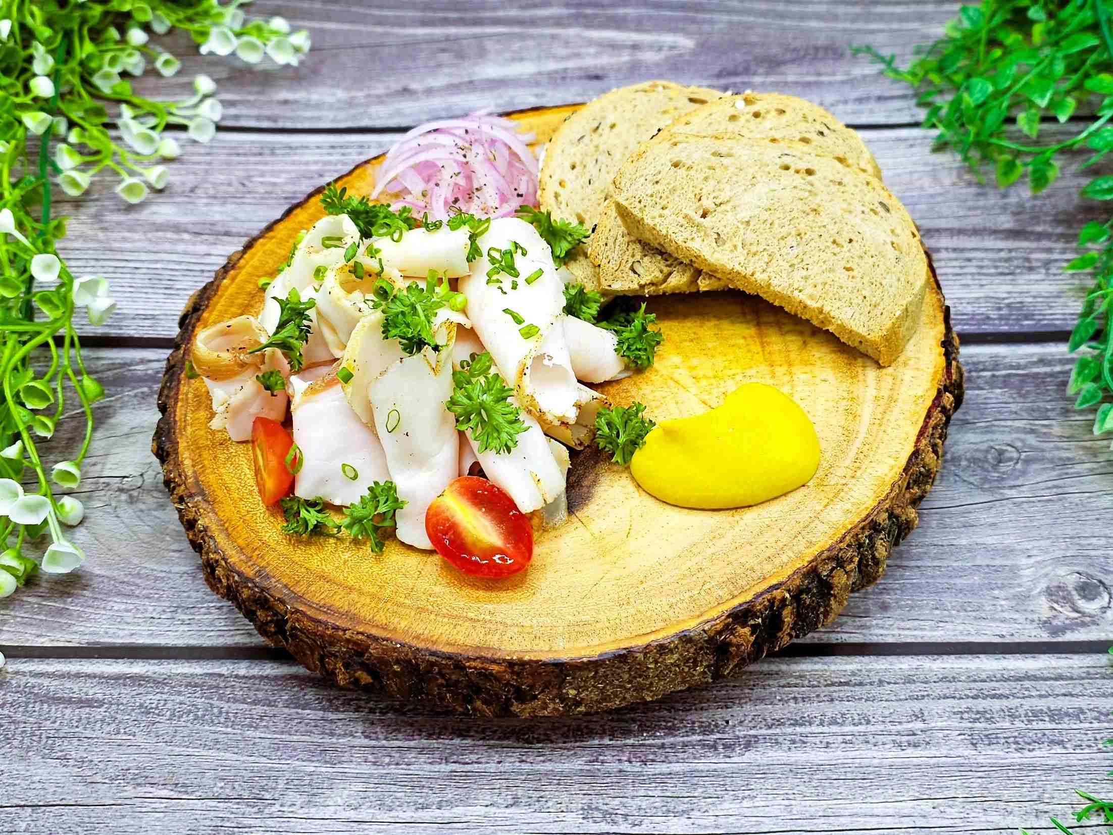 自製豬油佐大蒜和黑麥麵包