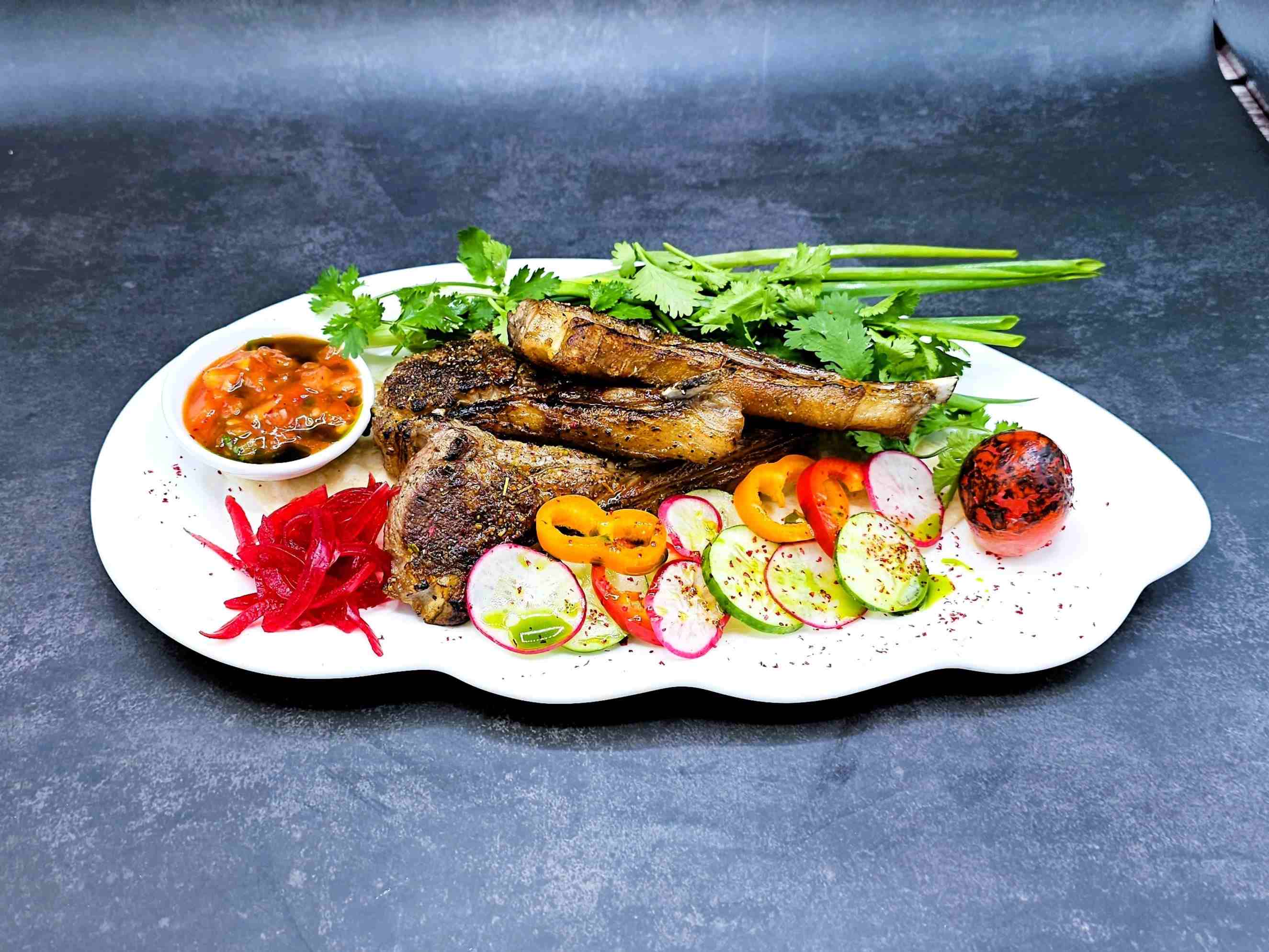 澳洲羊排佐莎莎醬和新鮮香草