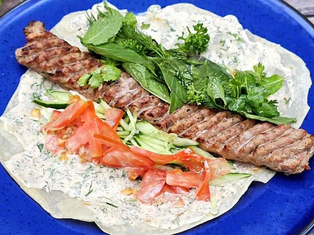卢拉羊肉串配馕饼