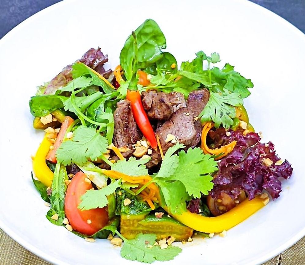泰式小牛肉、黃瓜、番茄和胡蘿蔔沙拉