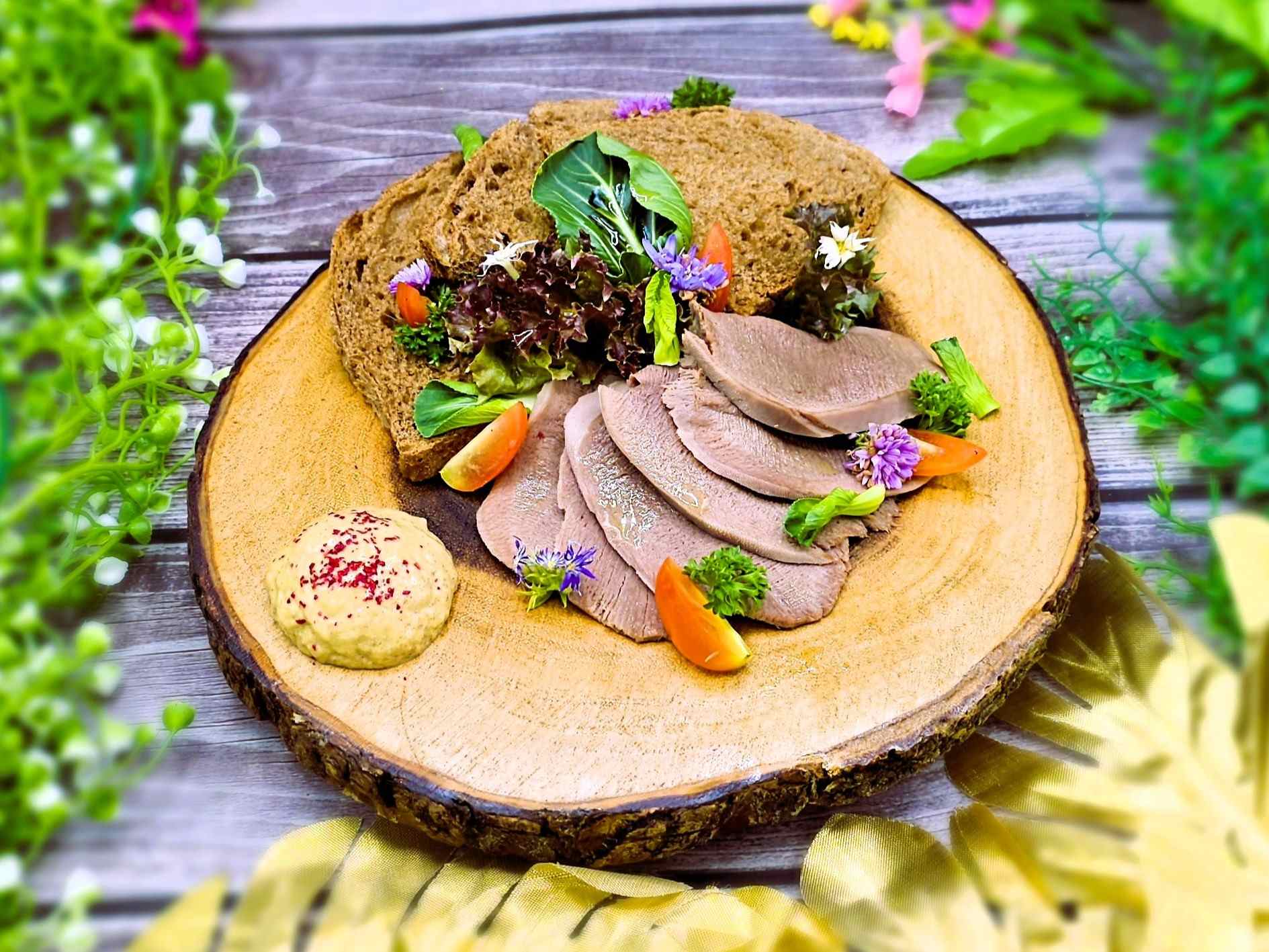 舌頭配有自製辣根、烤麵包、香草和櫻桃番茄