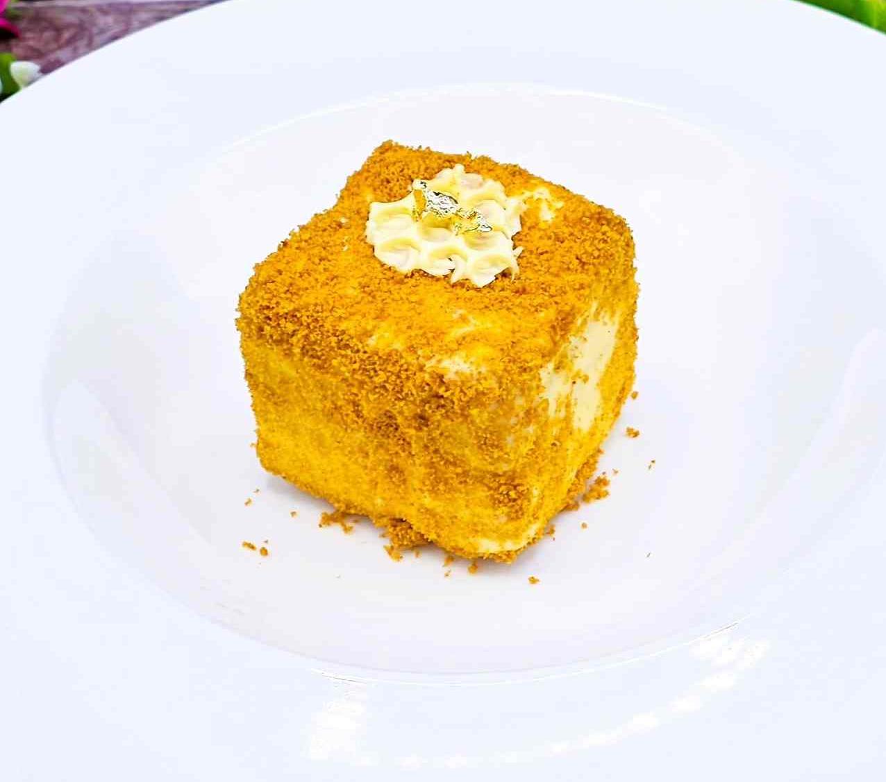 蜂蜜千层蛋糕配覆盆子与酸奶油霜