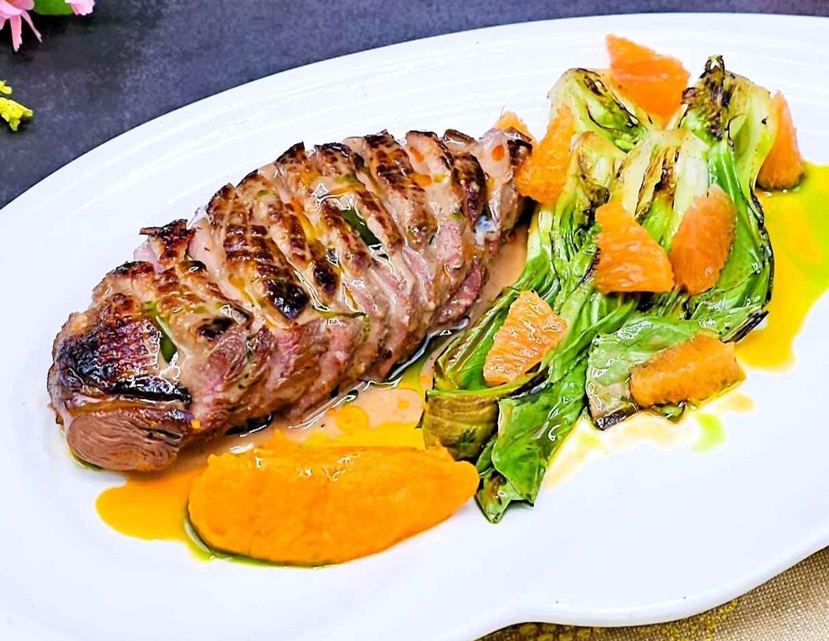 农场鸭胸配烟熏胡萝卜与白菜泥