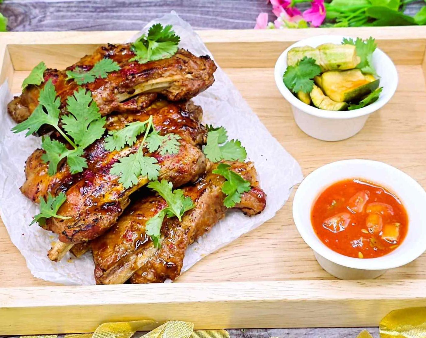 真空低温烹调排骨，佐以亚洲香料和黄瓜碎