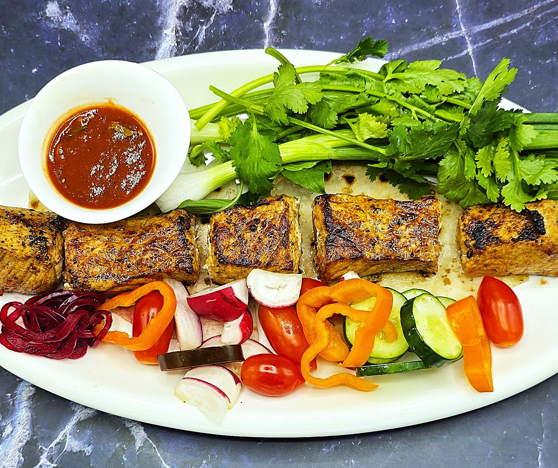 煤炭上的豬肉串