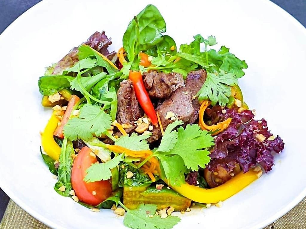 泰式小牛肉、黃瓜、番茄和胡蘿蔔沙拉